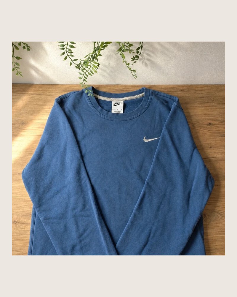 Sweat Nike bleu posé à plat
