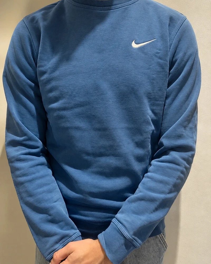 Sweat Nike bleu porté