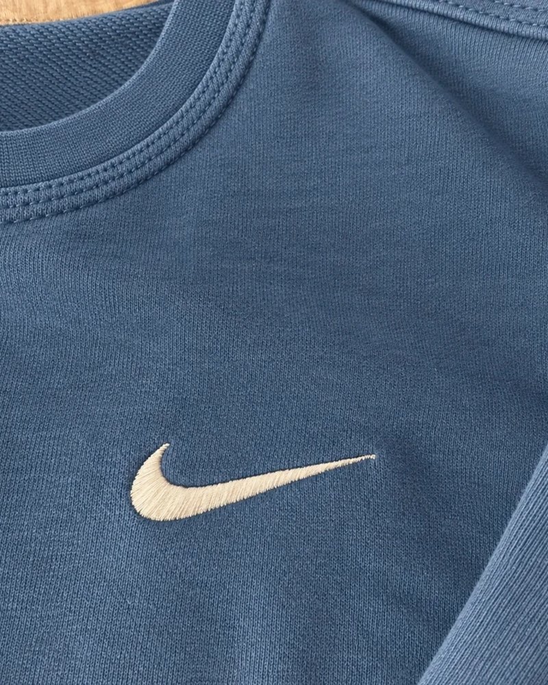 Détail du Swoosh brodé